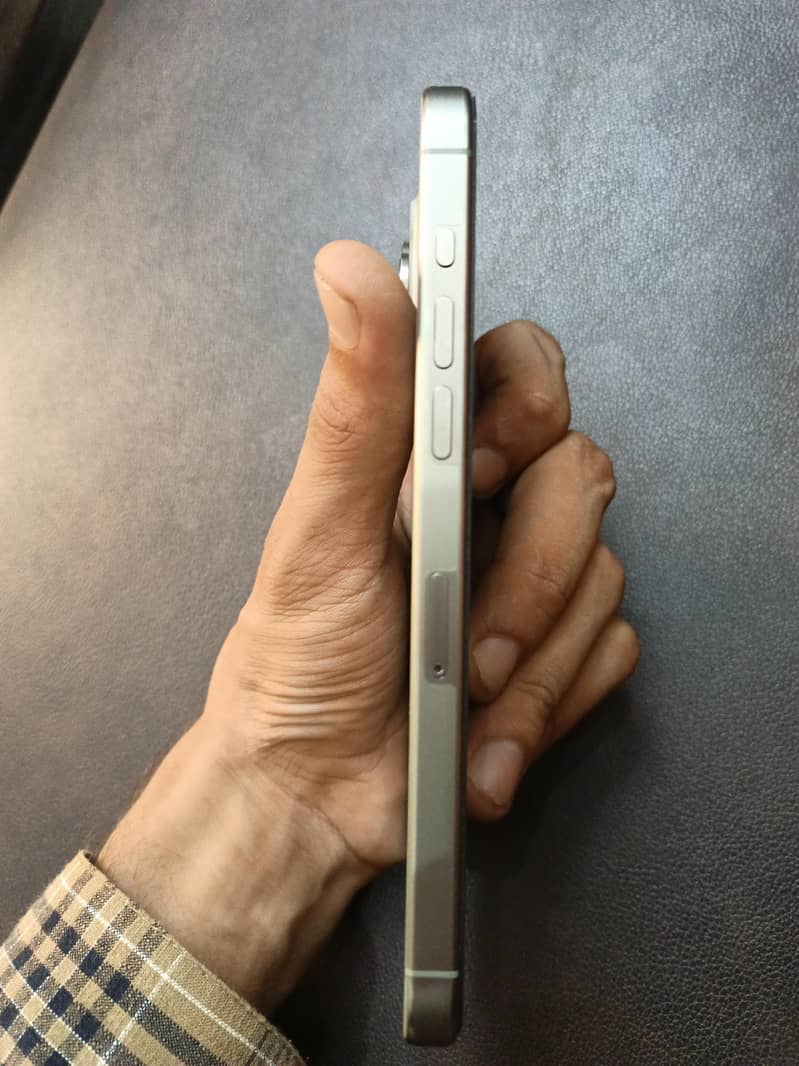 Apple iPhone 15 Pro Max 2
