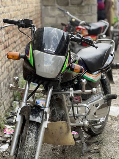 Motercycle deluxe model use 20011 condition ok kik start