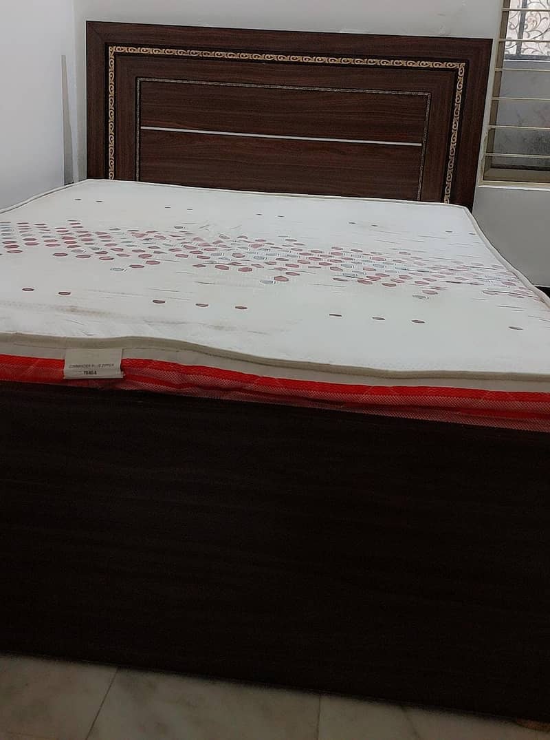 Queen Size Bed 0