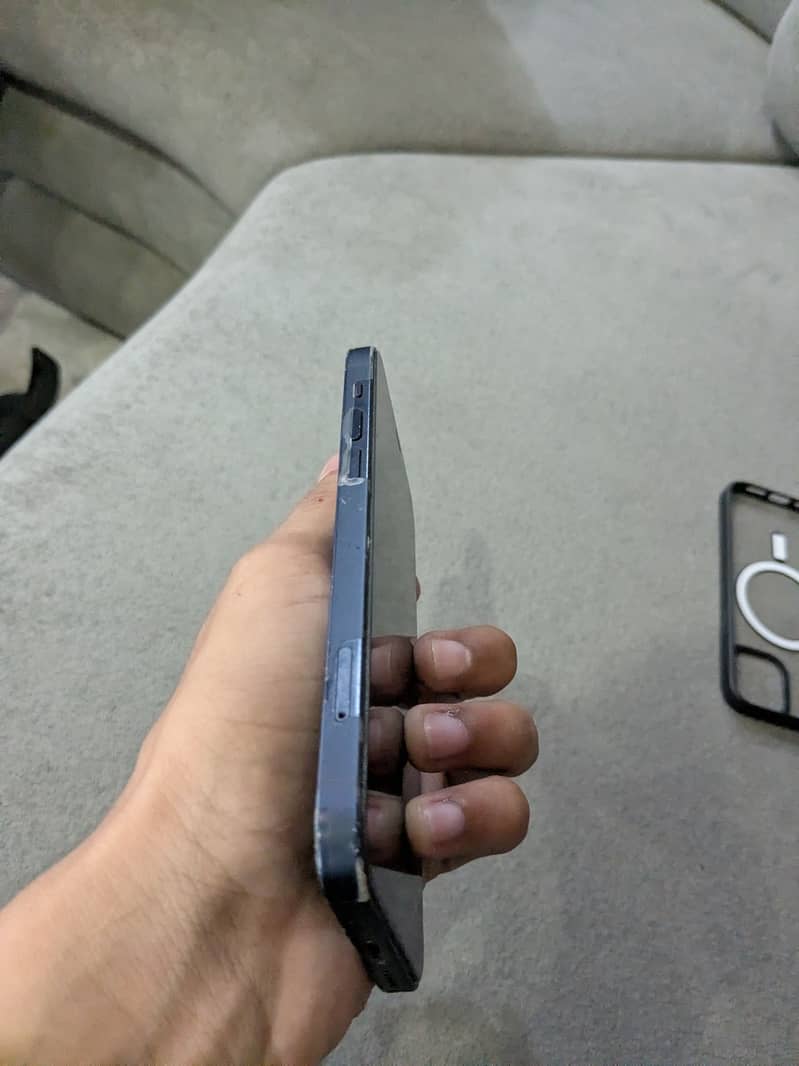 Apple iPhone 12 4