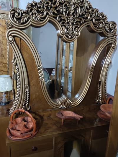 Dressing Table Or Burtan Almari means Showcase