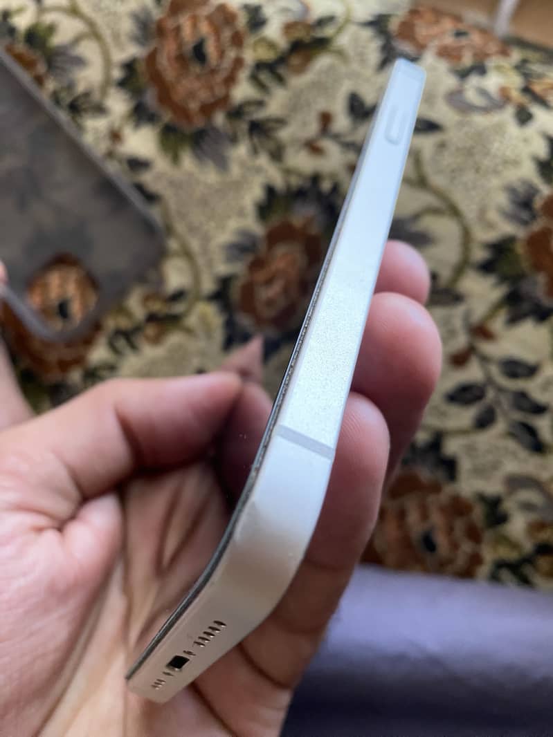 Apple iPhone 12 4
