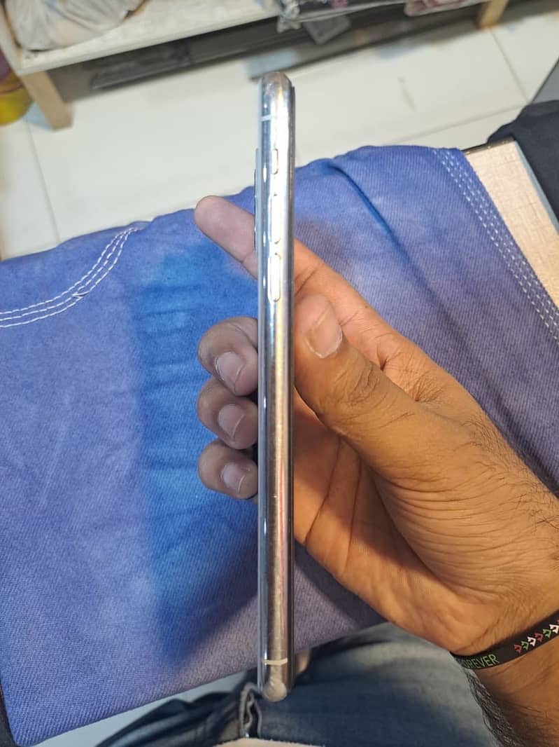 Apple iPhone 11 Pro Max 6