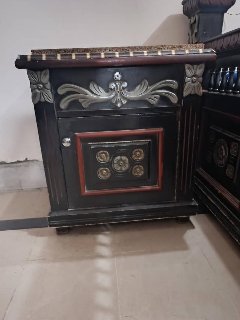 Bed , Side table, Dressing table 3