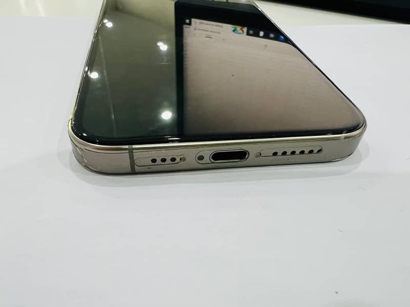 Apple iPhone 15 Pro Max 2