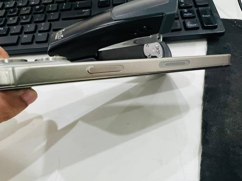 Apple iPhone 15 Pro Max 4