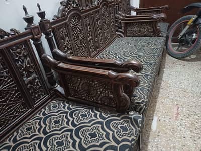 4 seater chanioti sofa very good condition