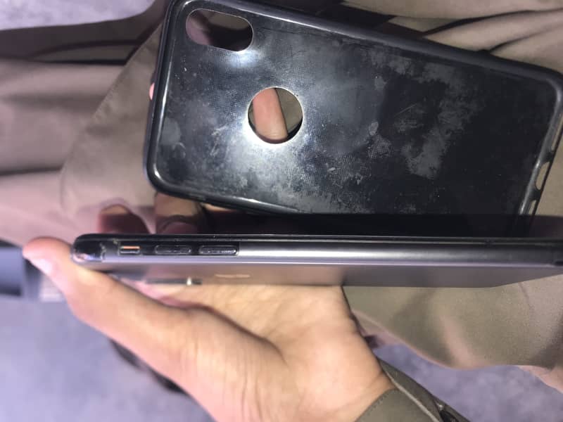 Apple iPhone XS Max 3