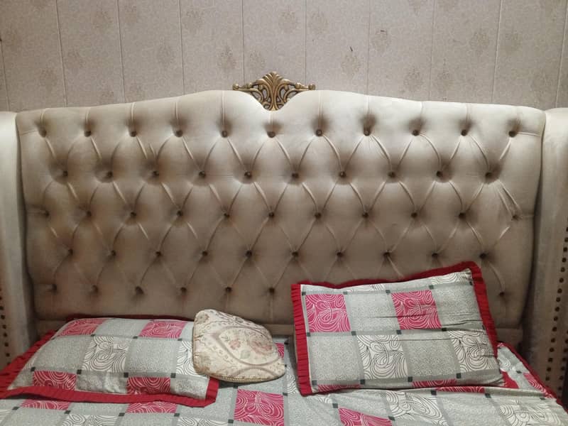 bed and sides table 0