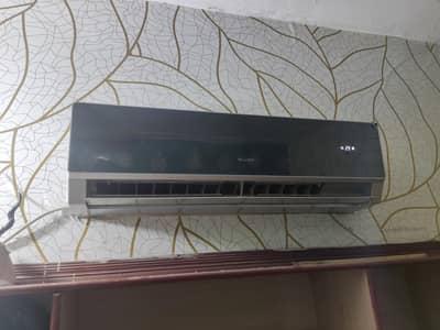 GREE 1.5 TON 10/10 CONDITION