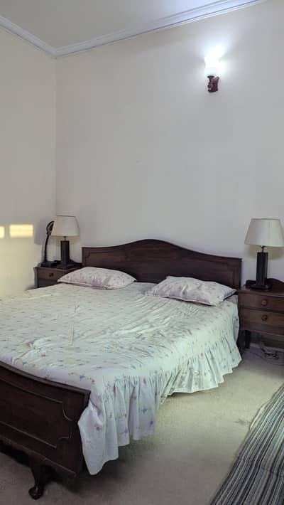 wooden bed (old school)