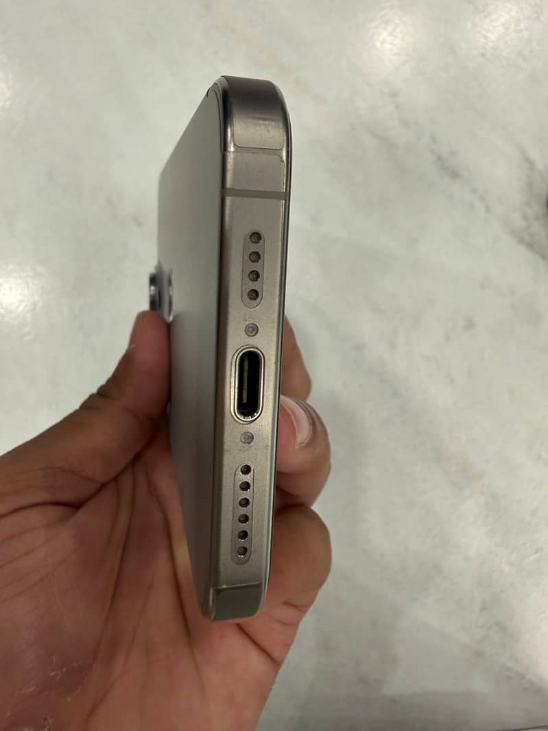 Apple iPhone 15 Pro Max 4