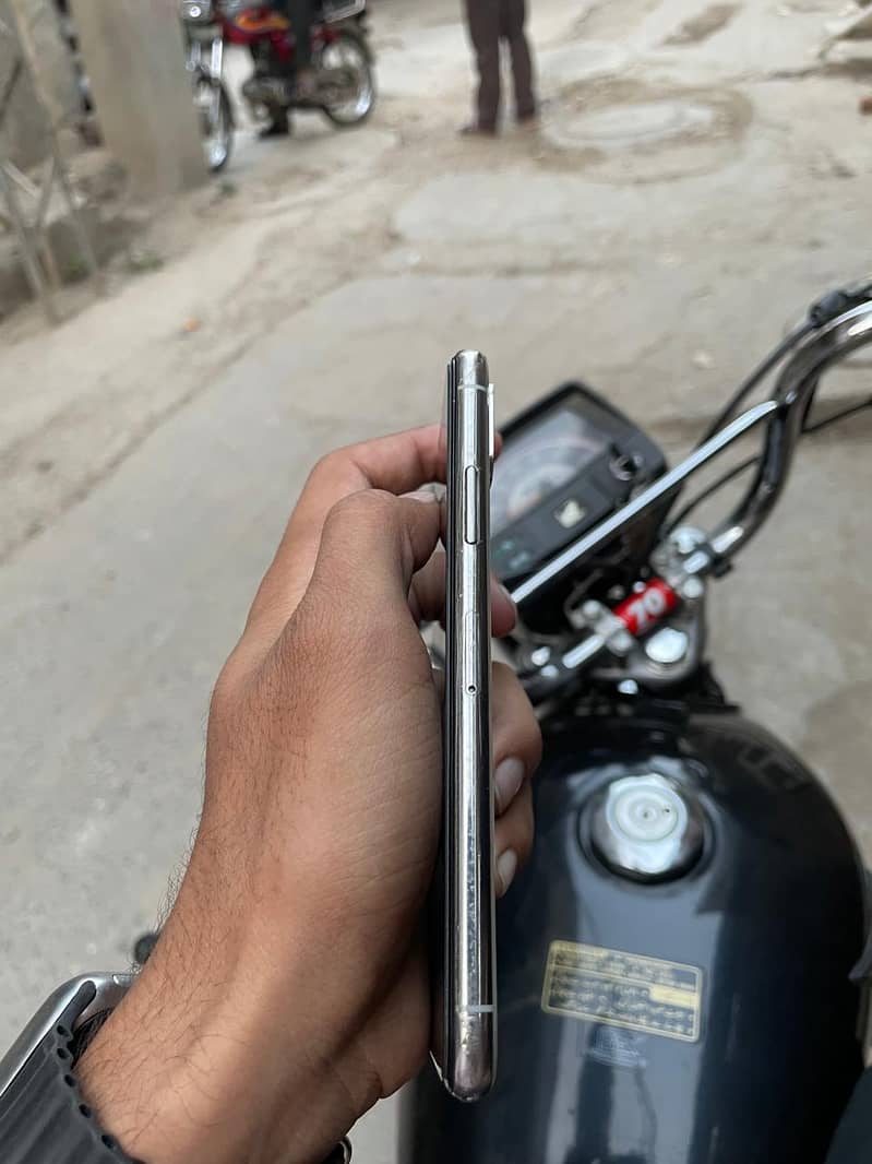 Apple iPhone XS 3