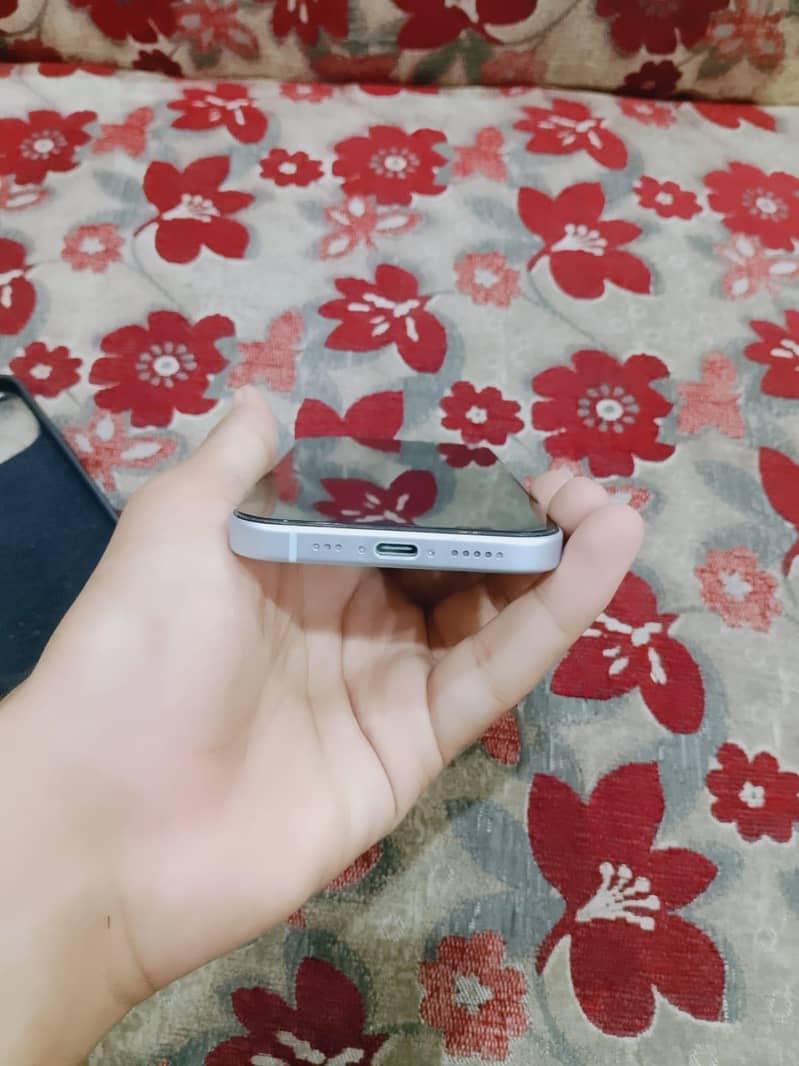 Apple iPhone 15 simple 4