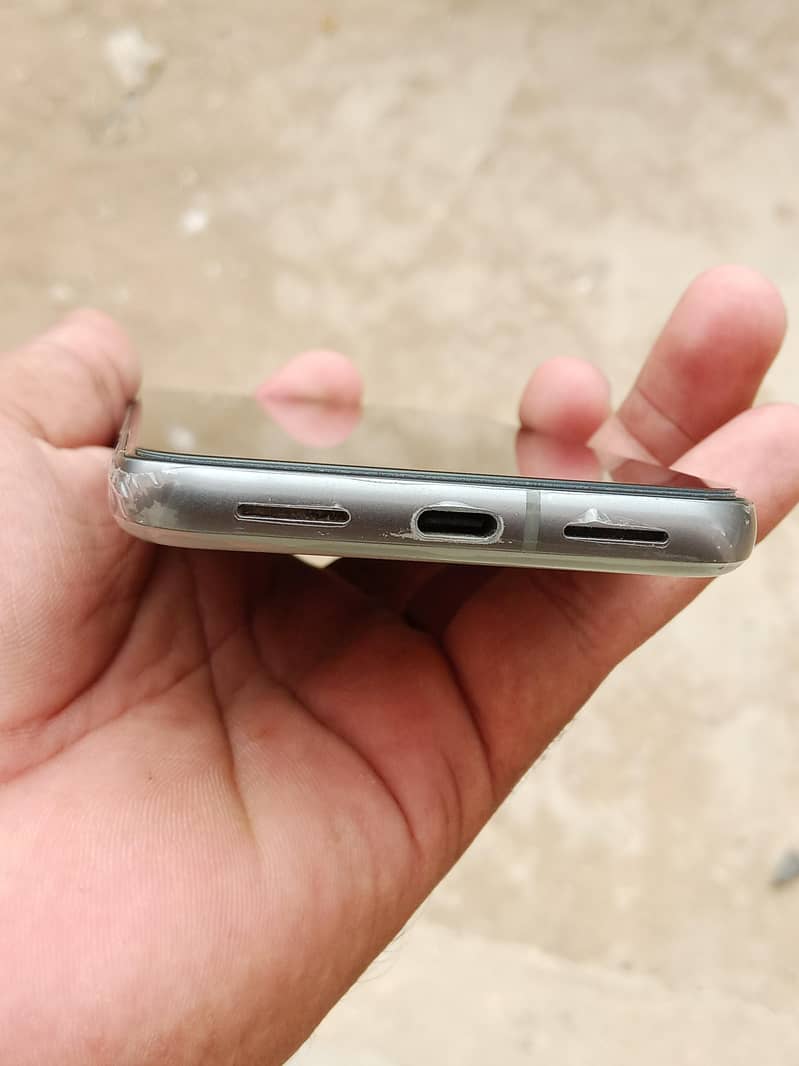 Google Pixel 8 4
