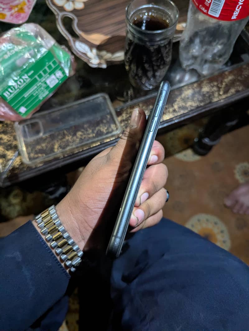 Apple iPhone 11 4