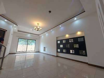 ORIGNAL PICTURES ideal location with servent Q