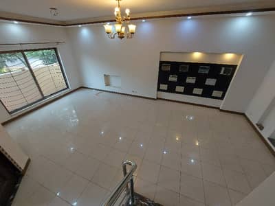 ORIGINAL PICTURES Ideal Location With Servent Quarter HOUSE FOR RENT