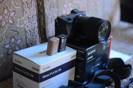 Sony A6400 with 16mm sigma lens 10/10 Condition with box all