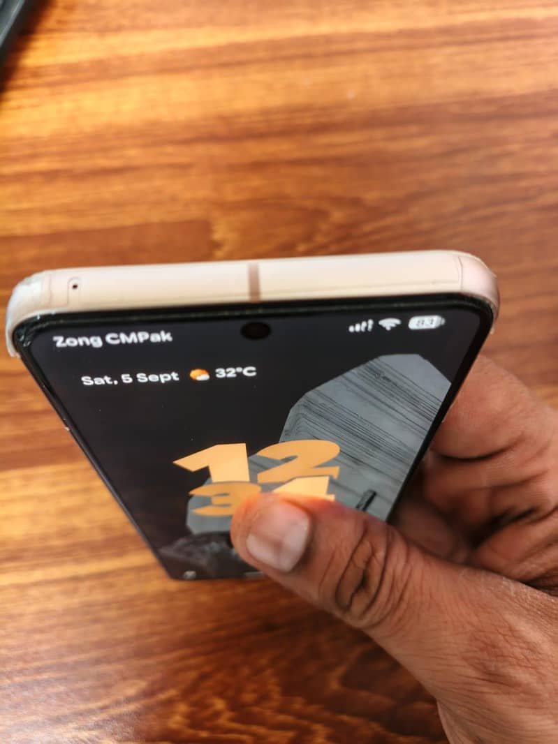 Google pixel 8 4