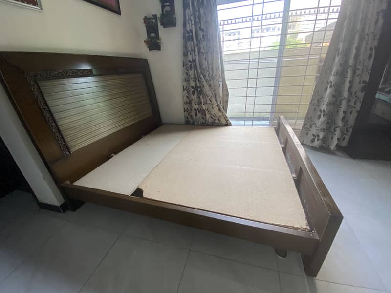 King size bed / side table/ dressing table 8