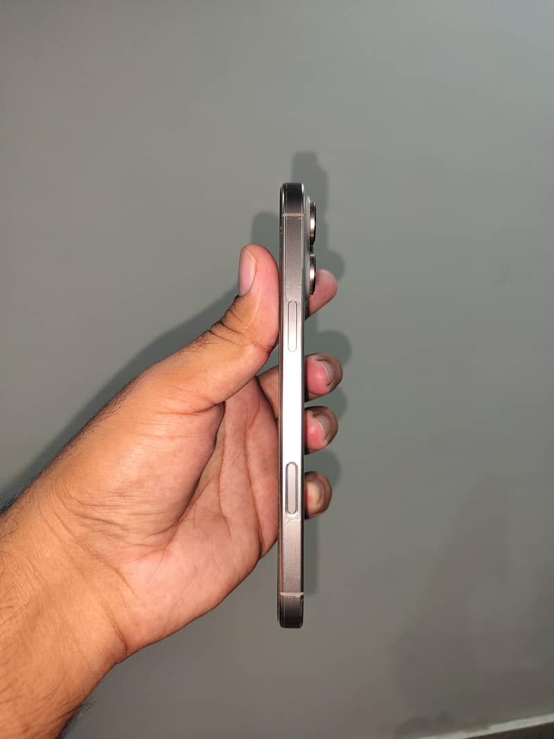 Apple iPhone 16 Pro Max 2