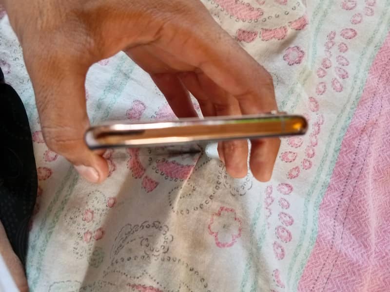 Apple iPhone XS Max 4