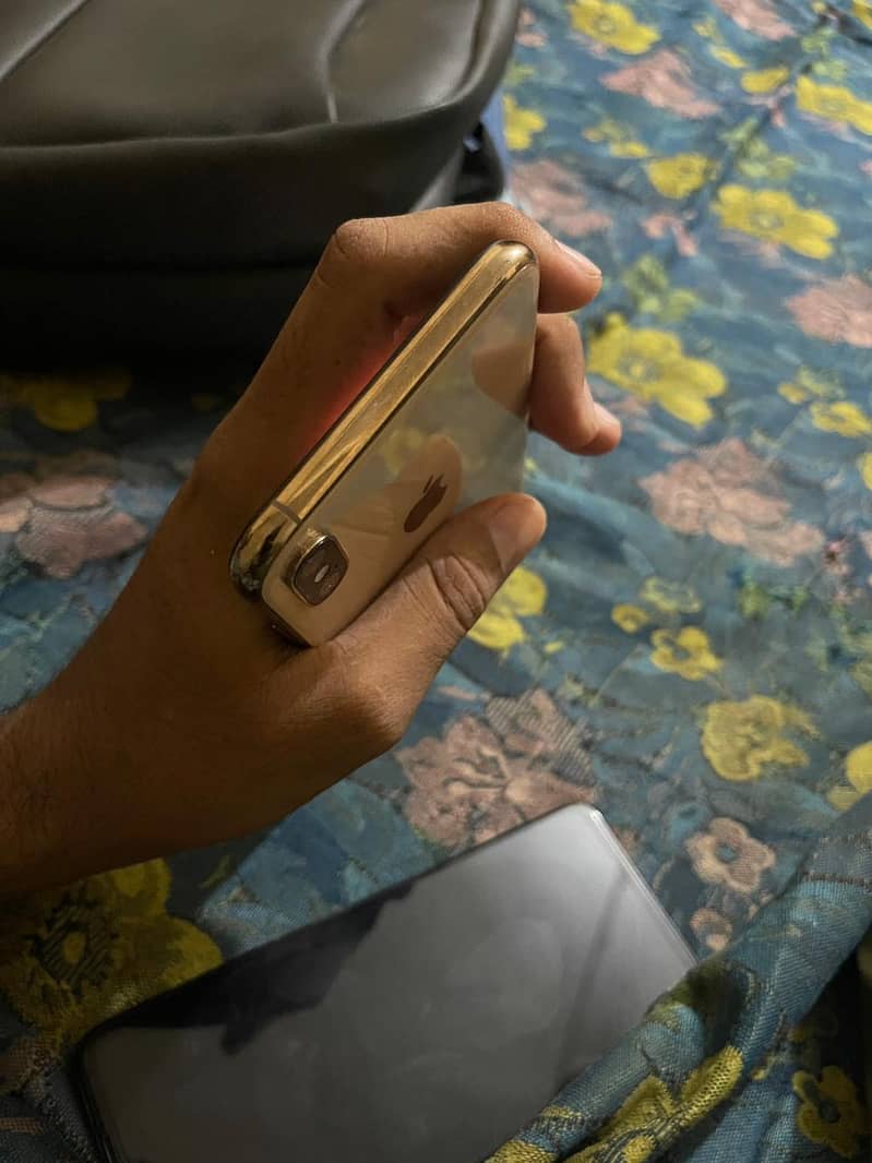 Apple iPhone XS Max 7