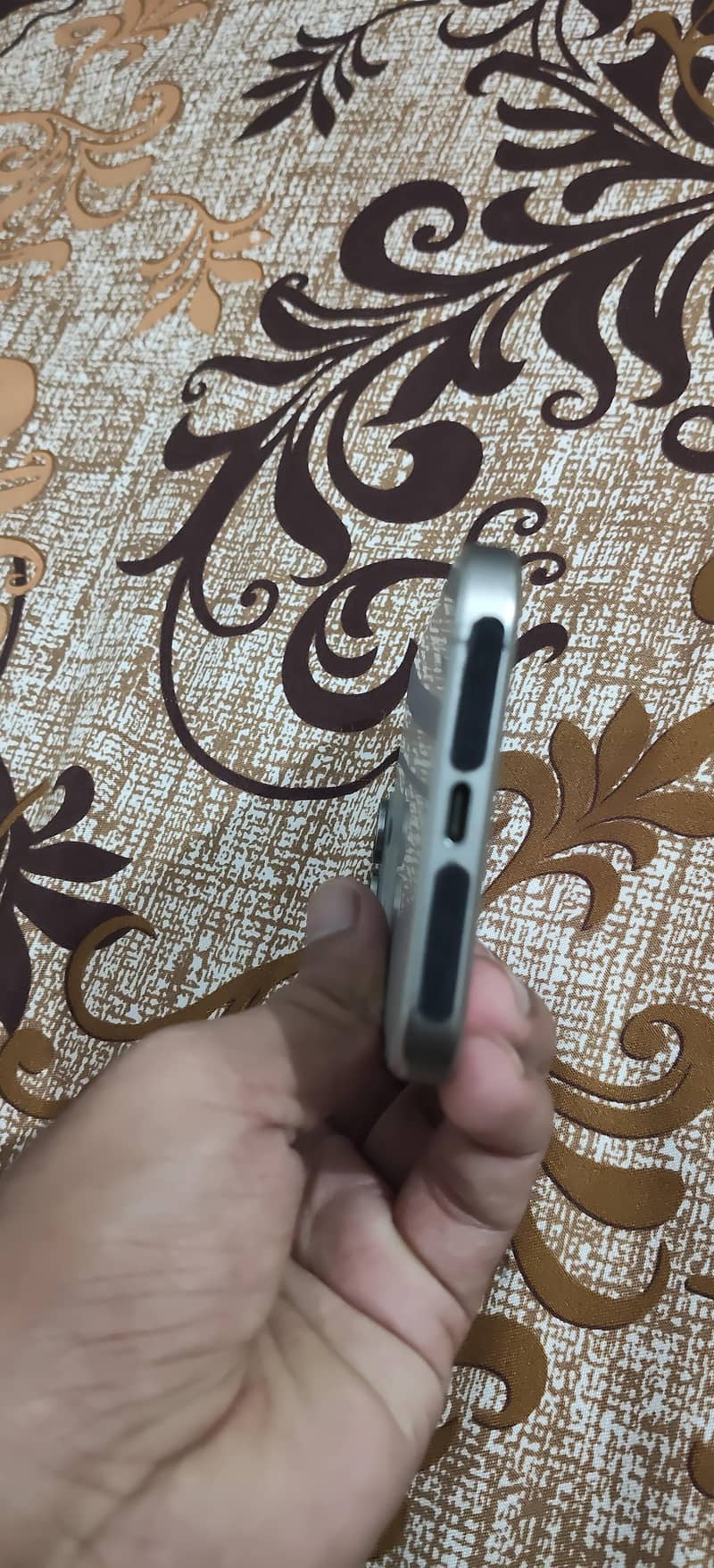 Apple iPhone 15 Pro Max 4