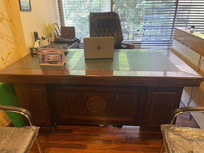 Executive with side table 0