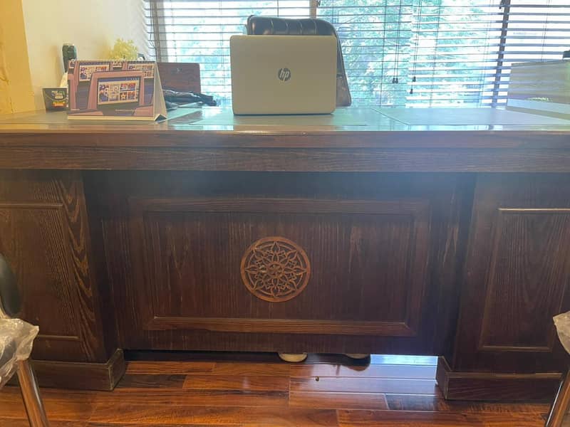 Executive with side table 1