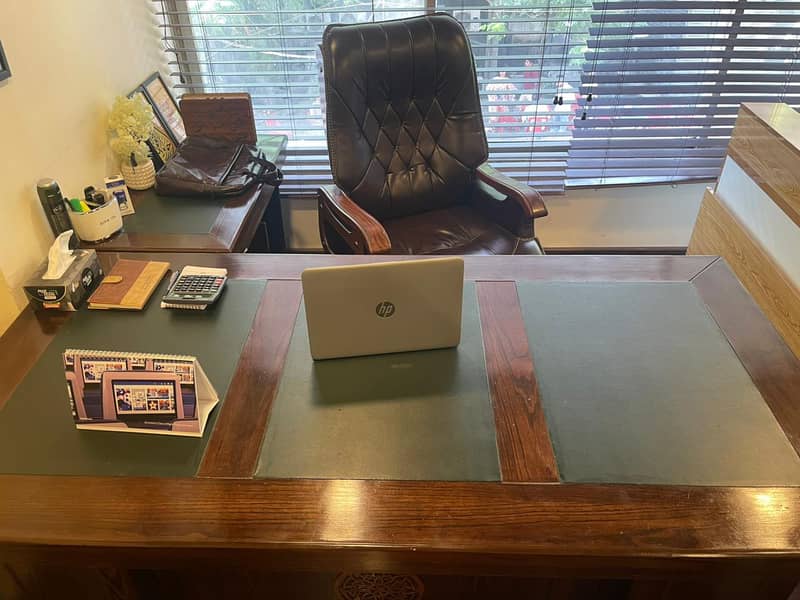 Executive with side table 2