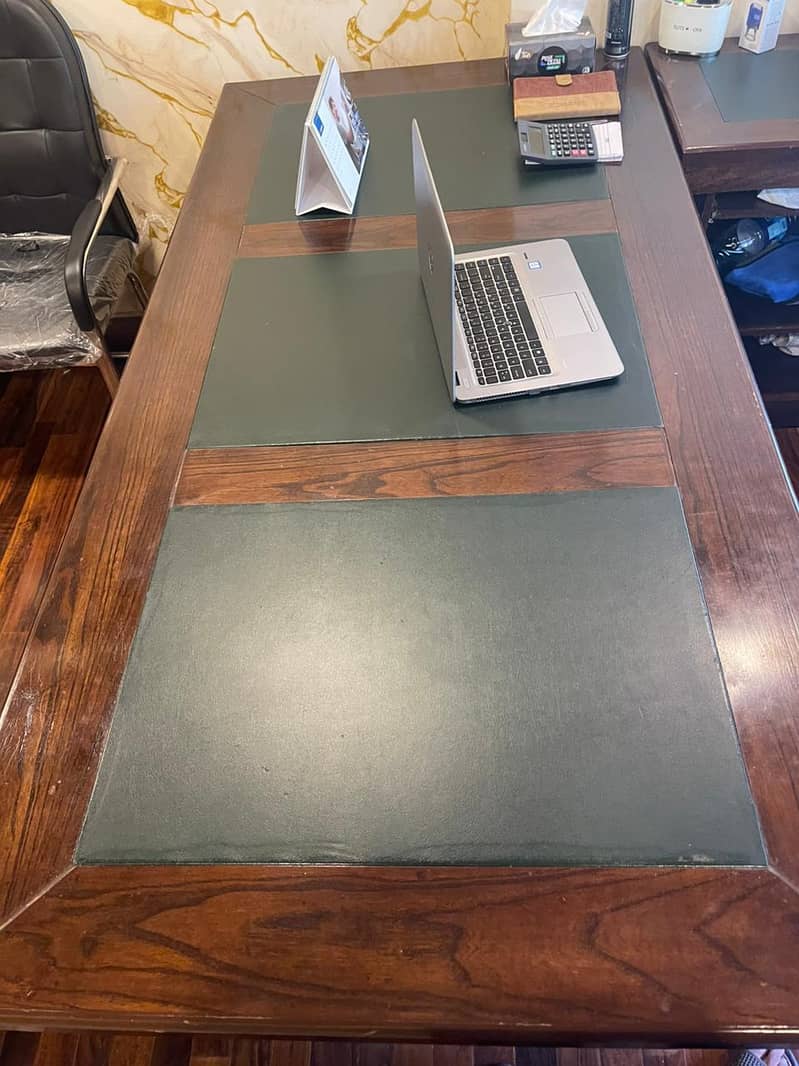 Executive with side table 3