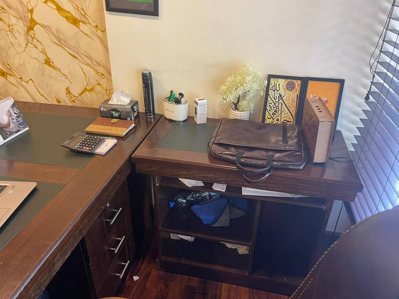 Executive with side table 4