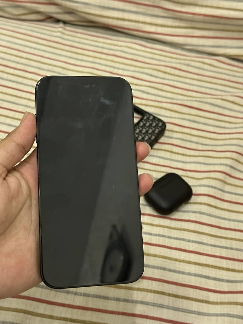 Apple iPhone 16 Pro Max 4