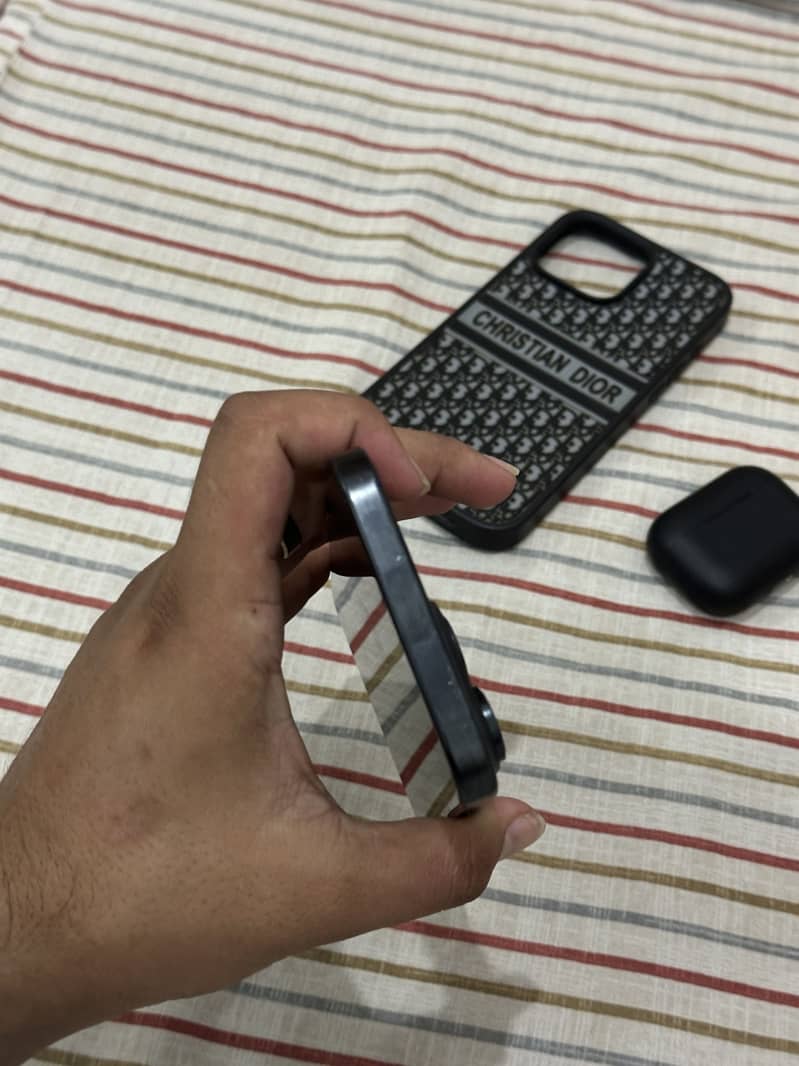 Apple iPhone 16 Pro Max 6