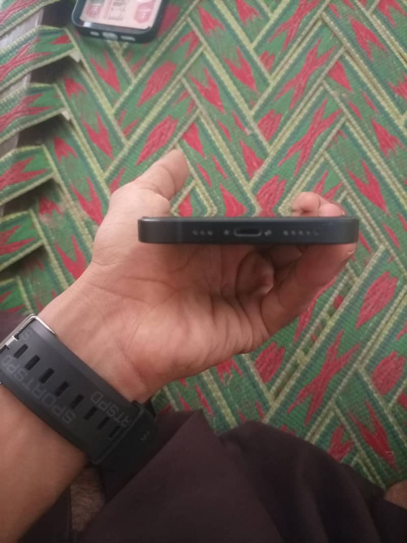 Apple iPhone 13 simple 2