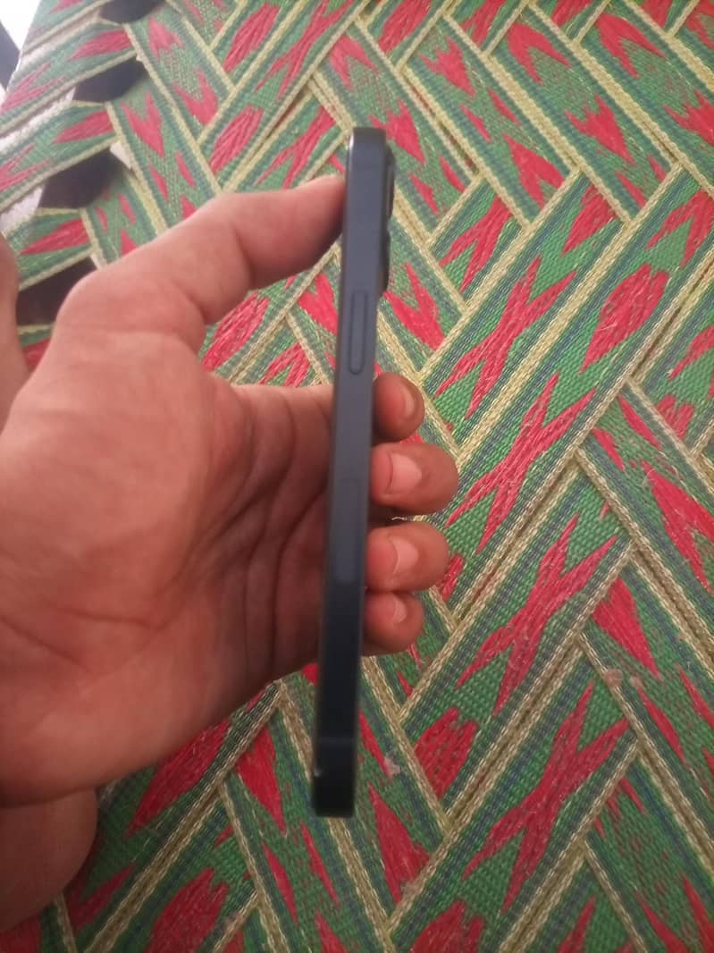 Apple iPhone 13 simple 4