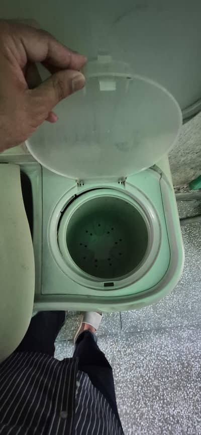 Hair washing machine with spinner