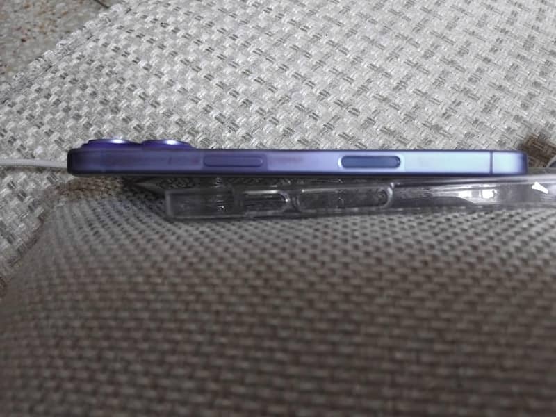 Apple iPhone 16 4