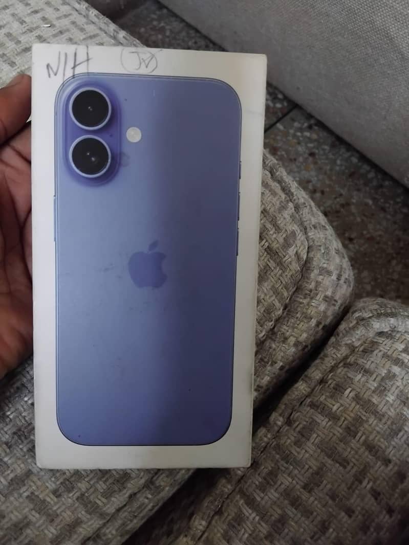Apple iPhone 16 7
