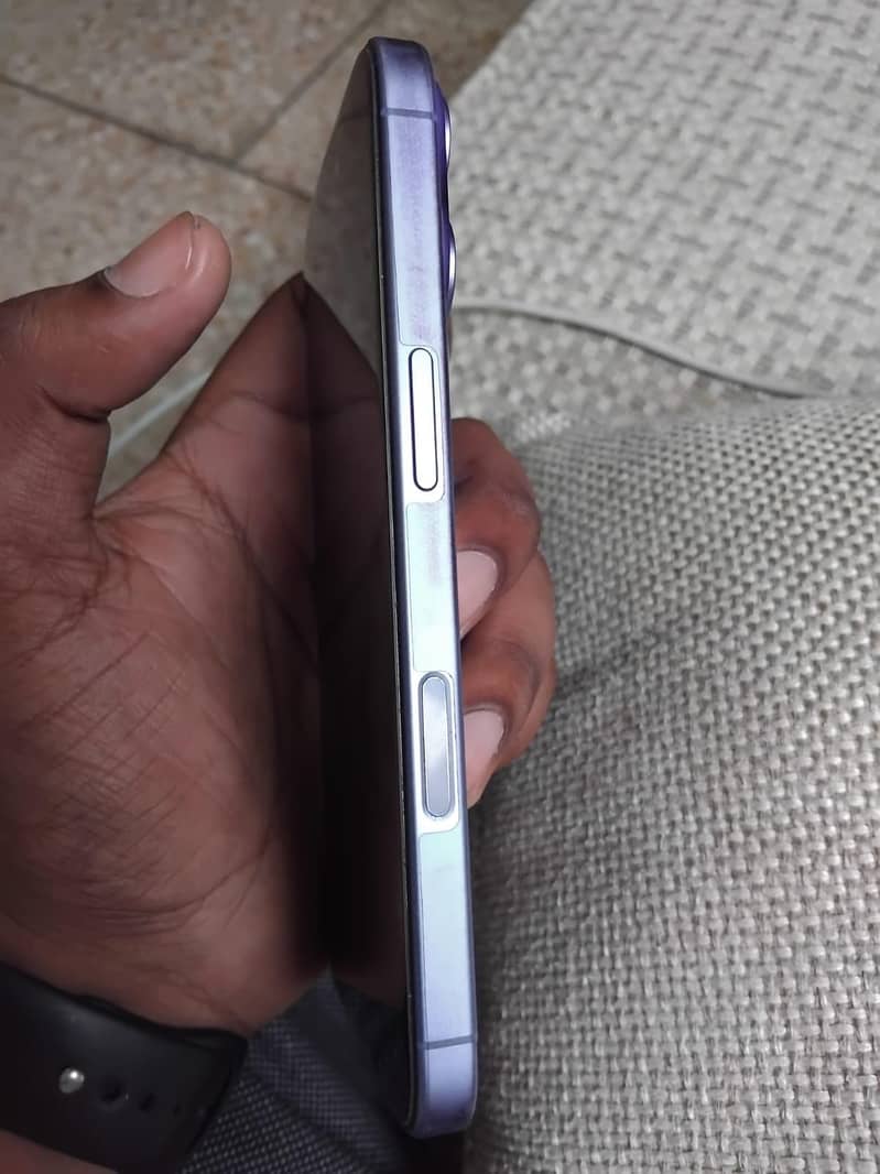 Apple iPhone 16 12