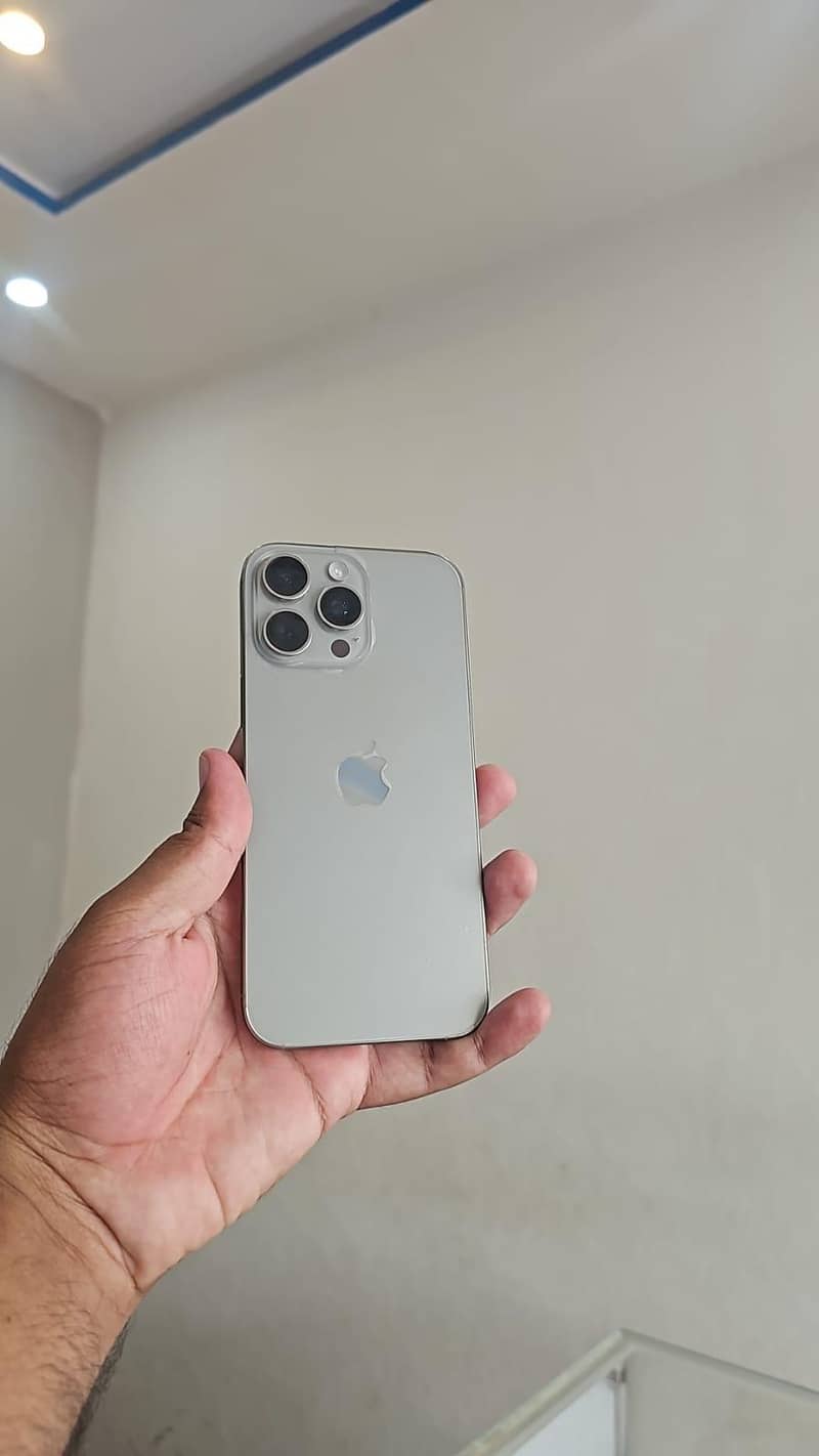 Apple iPhone 16 Pro Max 0