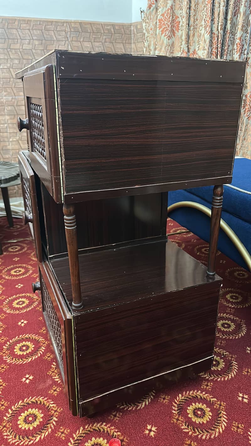 Centre table  size 3' x 3' 5