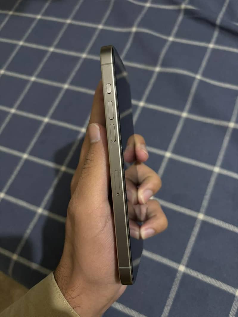 Apple iPhone 15 Pro Max 4