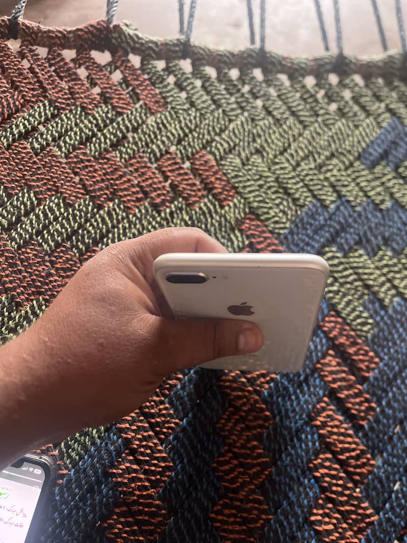 Apple iPhone 8 Plus 9