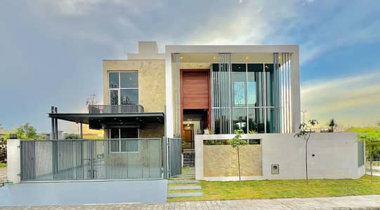 Luxurious 1 Kanal pool House For Sale