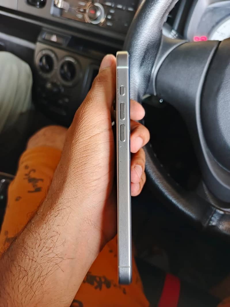 Apple iPhone 15 Pro Max 2
