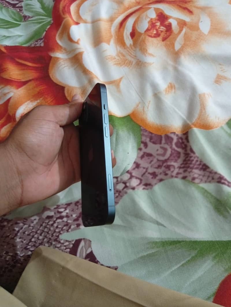 Apple iPhone 13 4