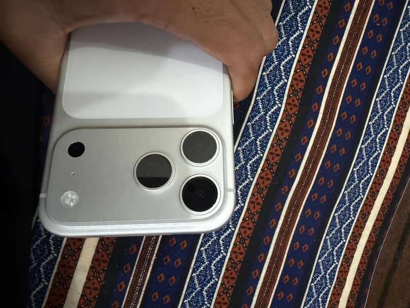 Apple iPhone 17 Pro Max 1